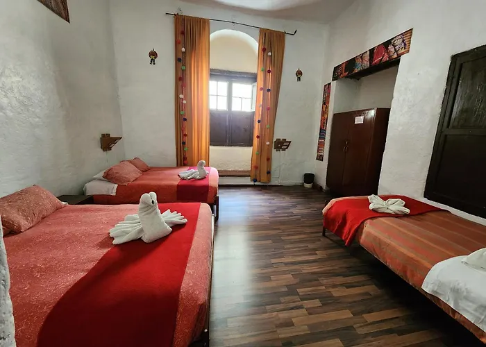 Pirwa Backpackers Colonial Hostel *