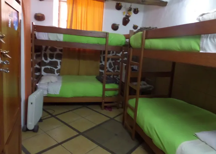 Pirwa Backpackers Colonial Hostel *